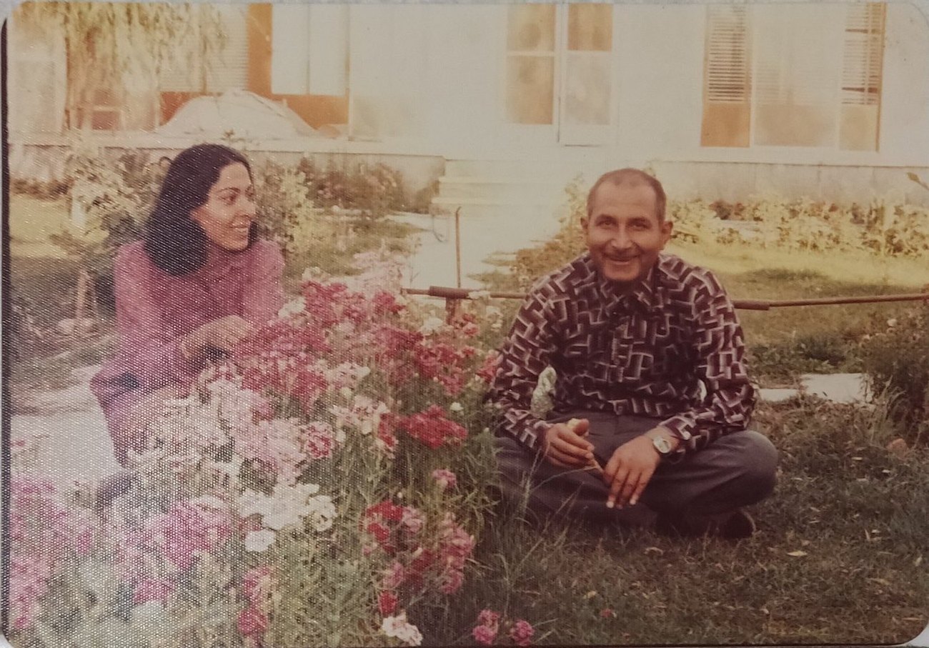 پدر و مادر در میان گل‌ها